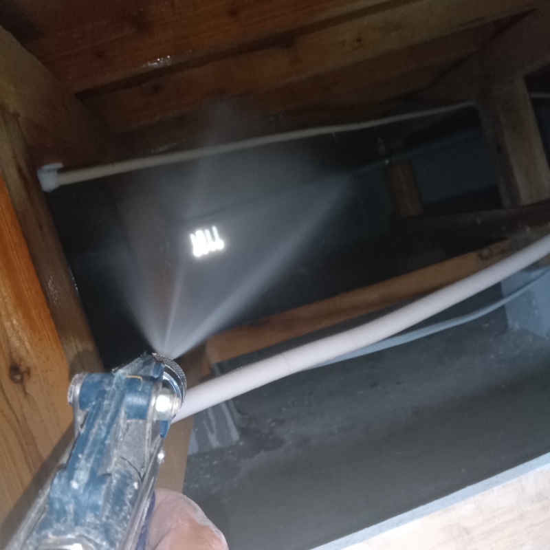 床下の木材に防蟻剤を散布する様子