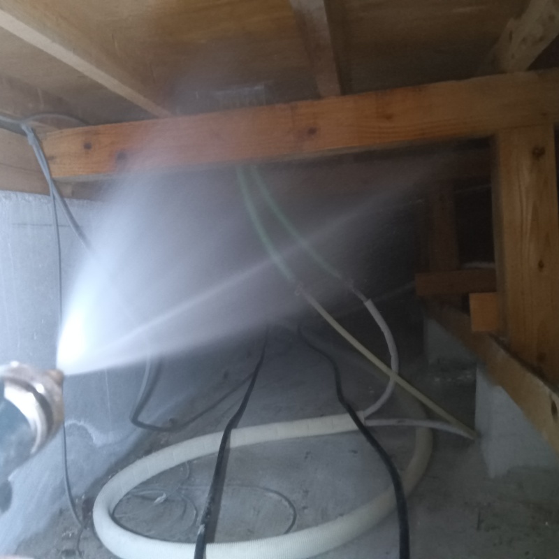 床下の木材に防蟻剤を散布する様子