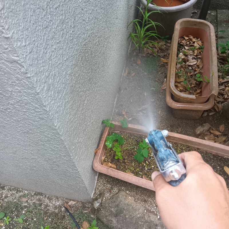 基礎回りに防蟻剤を散布する様子