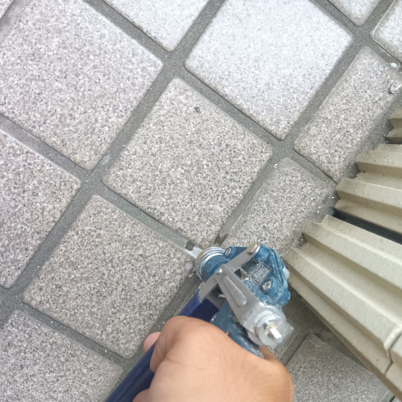 玄関の床に防蟻剤を注入する様子