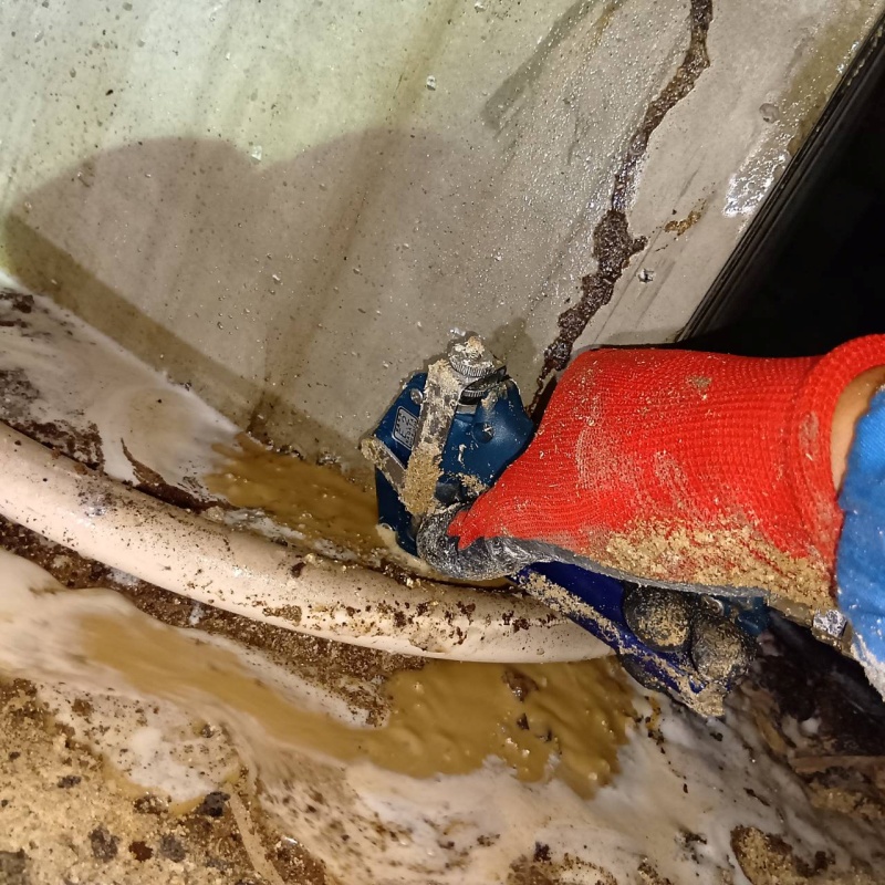 被害を受けた床下の基礎部分にシロアリ駆除剤を散布する様子