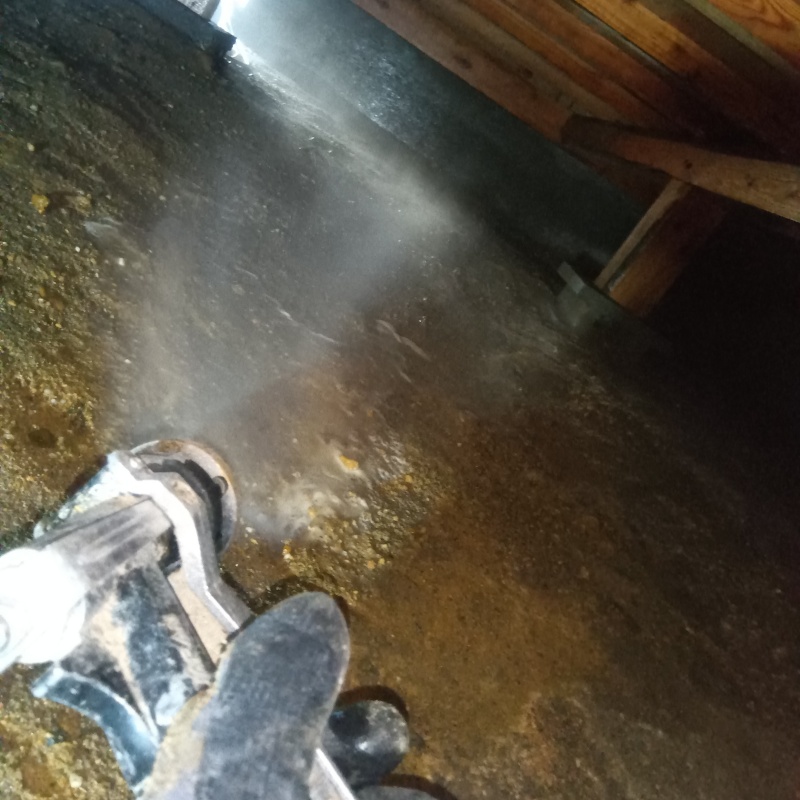 床下の土壌に防蟻剤を散布する様子