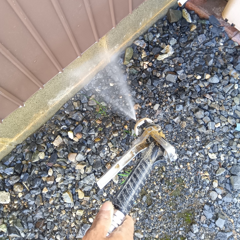 基礎回りに防蟻剤を散布する様子