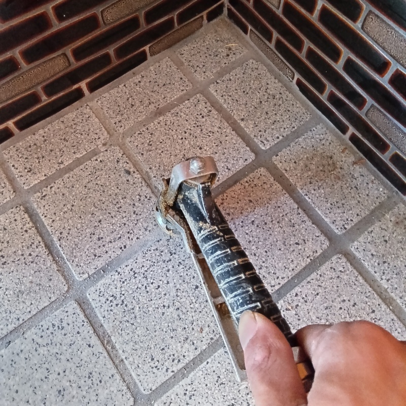 玄関の床に防蟻剤を注入する様子