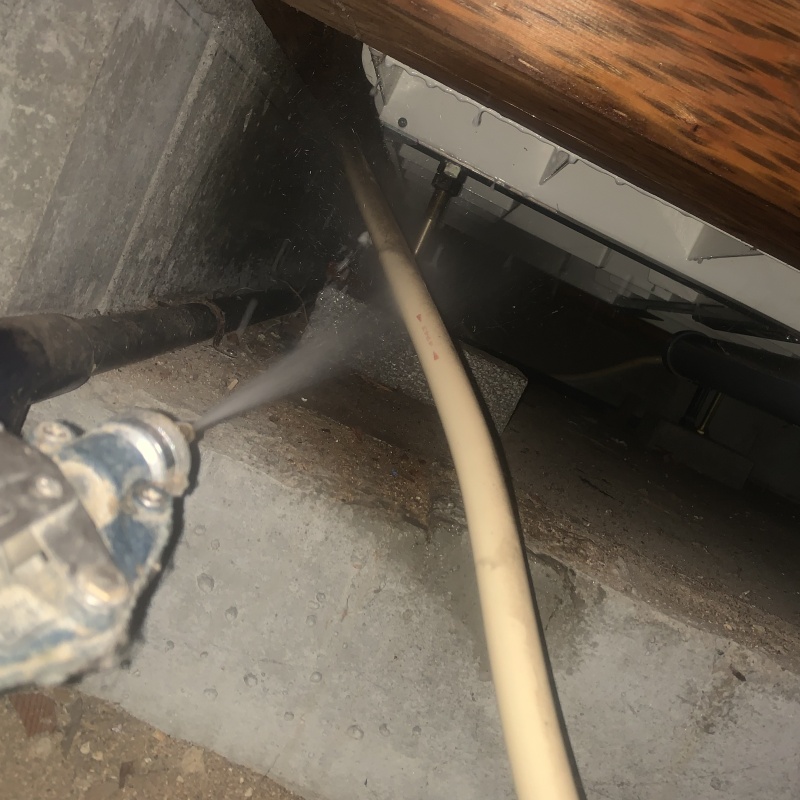 床下の基礎部分にシロアリ駆除剤を散布する様子