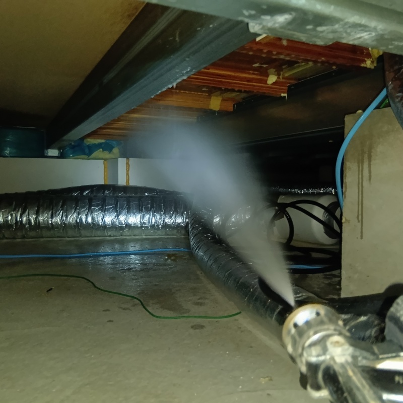 床下の木材に防蟻剤を散布する様子