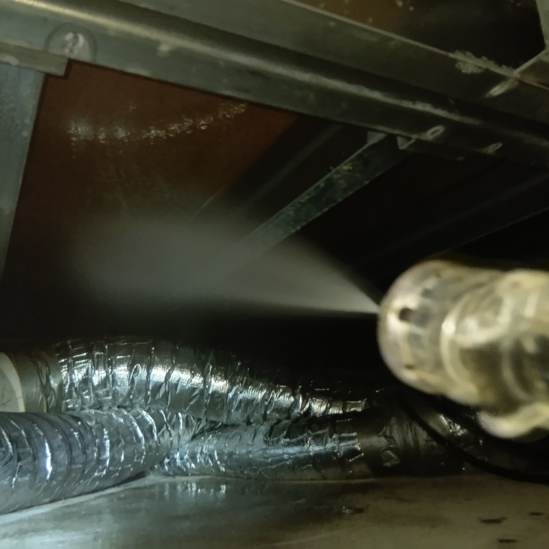 床下の木材に防蟻剤を散布する様子