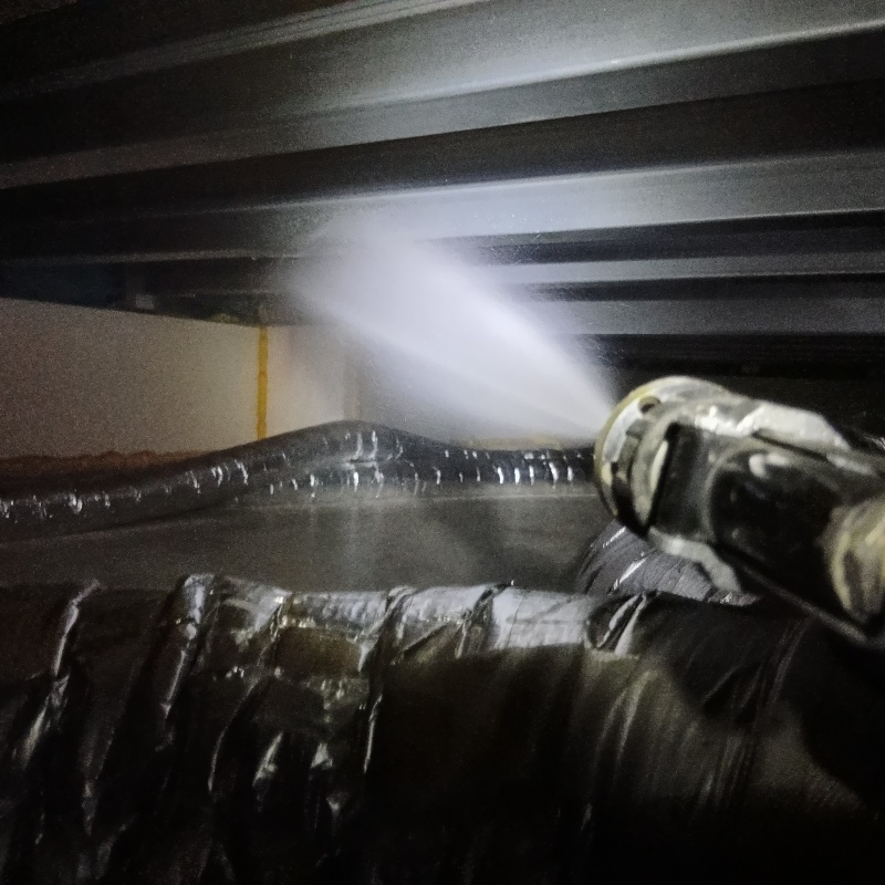 床下の基礎部分に防蟻剤を散布する様子