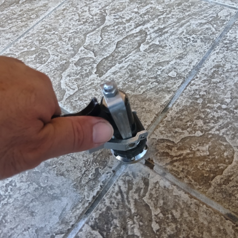 玄関の床に防蟻剤を注入する様子