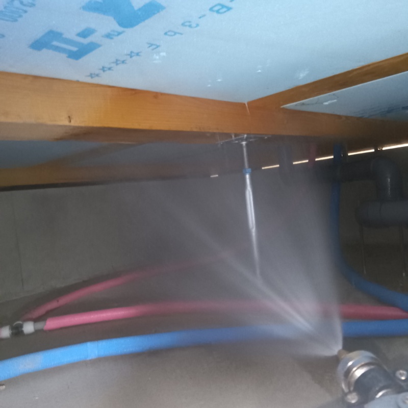 床下の木材に防蟻剤を散布する様子