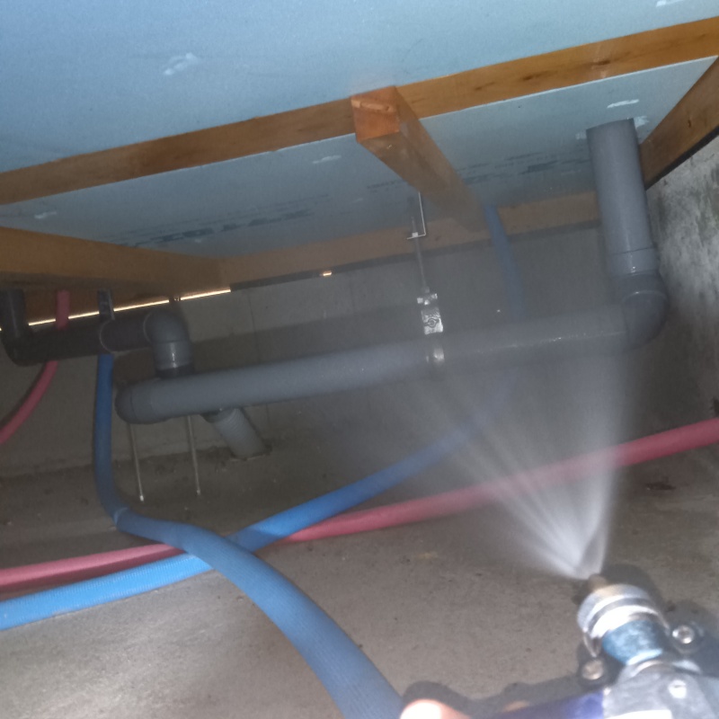 床下の木材に防蟻剤を散布する様子