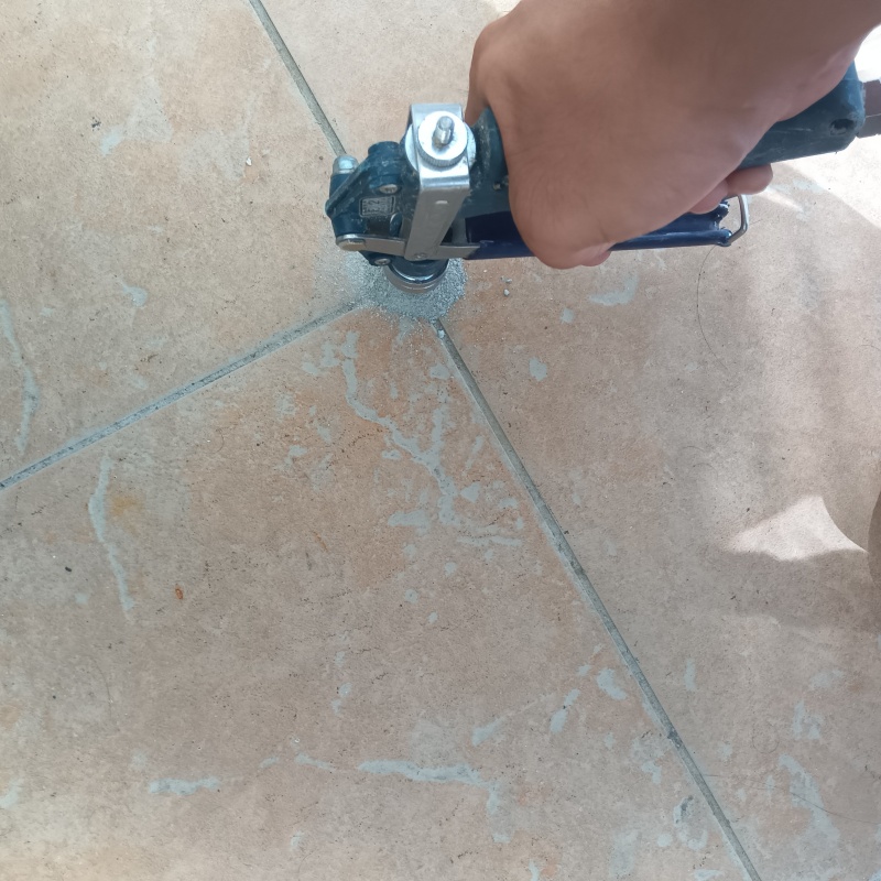 玄関の床に防蟻剤を注入する様子