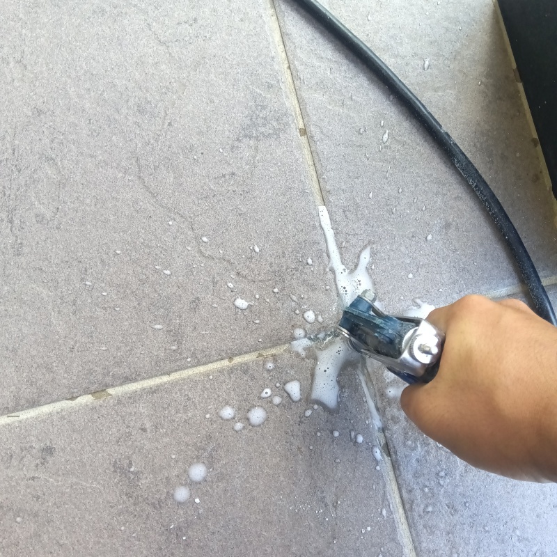 玄関の床に防蟻剤を注入する様子