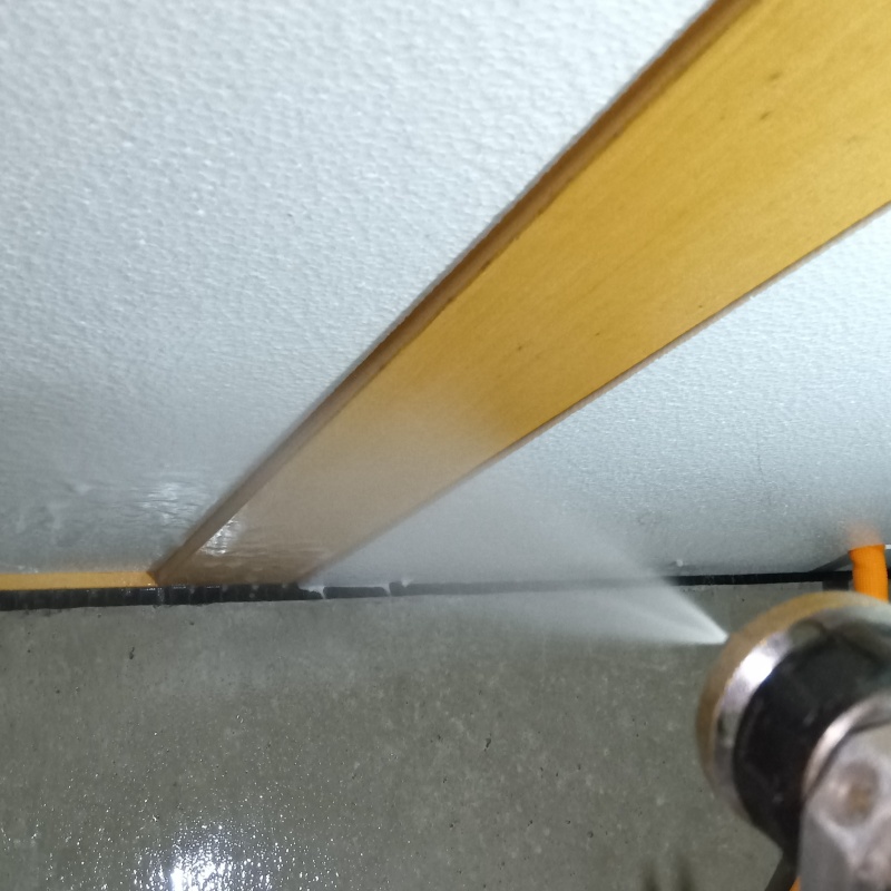 床下の木材に防蟻剤を散布する様子