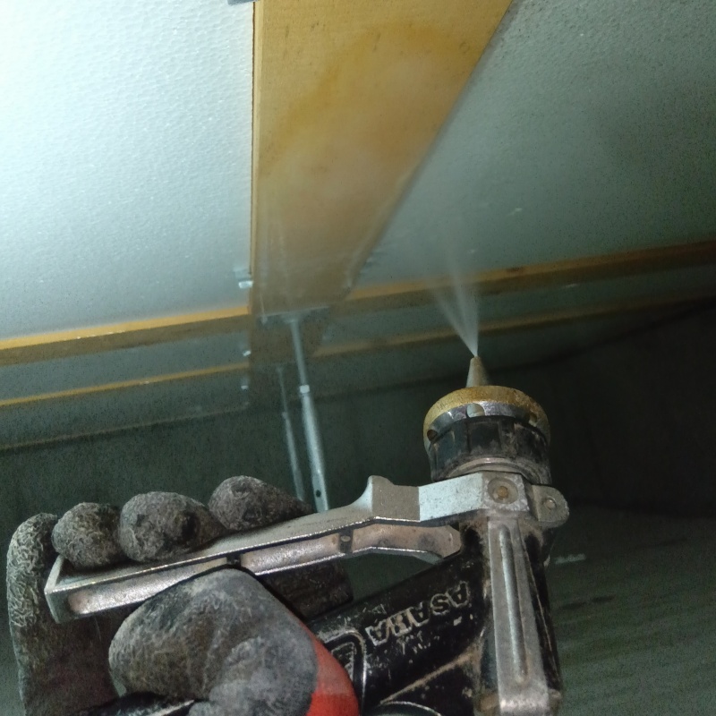 床下の木材に防蟻剤を散布する様子