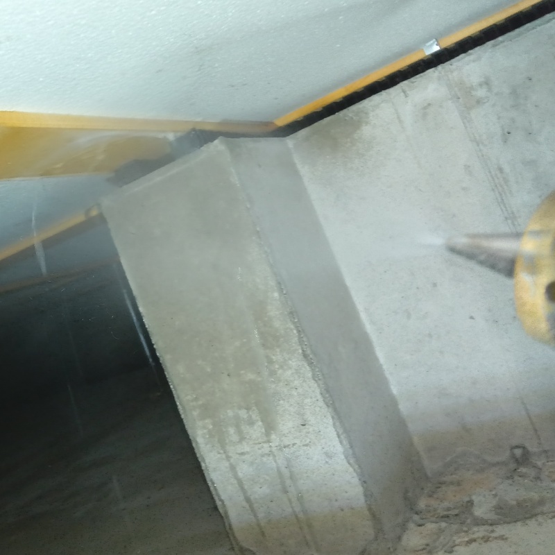 床下の基礎部分に防蟻剤を散布する様子