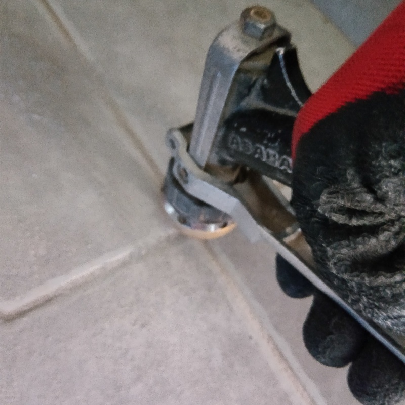 玄関の床に防蟻剤を注入する様子