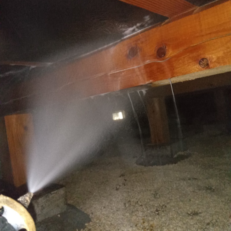 床下の木材に防蟻剤を散布する様子