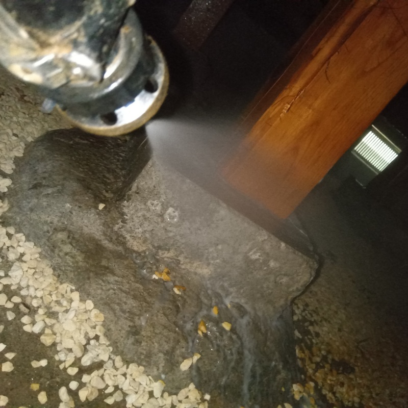 床下の基礎部分に防蟻剤を散布する様子