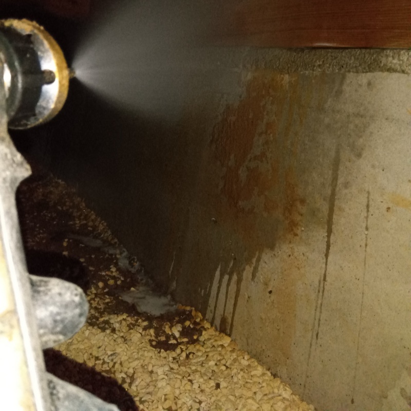 床下の基礎部分に防蟻剤を散布する様子