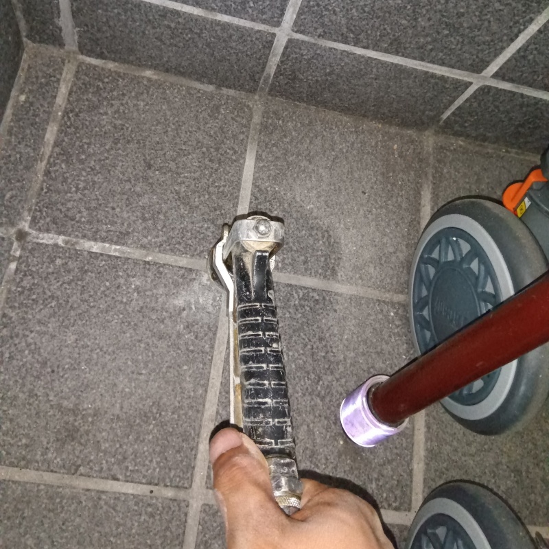 玄関の床に防蟻剤を注入する様子