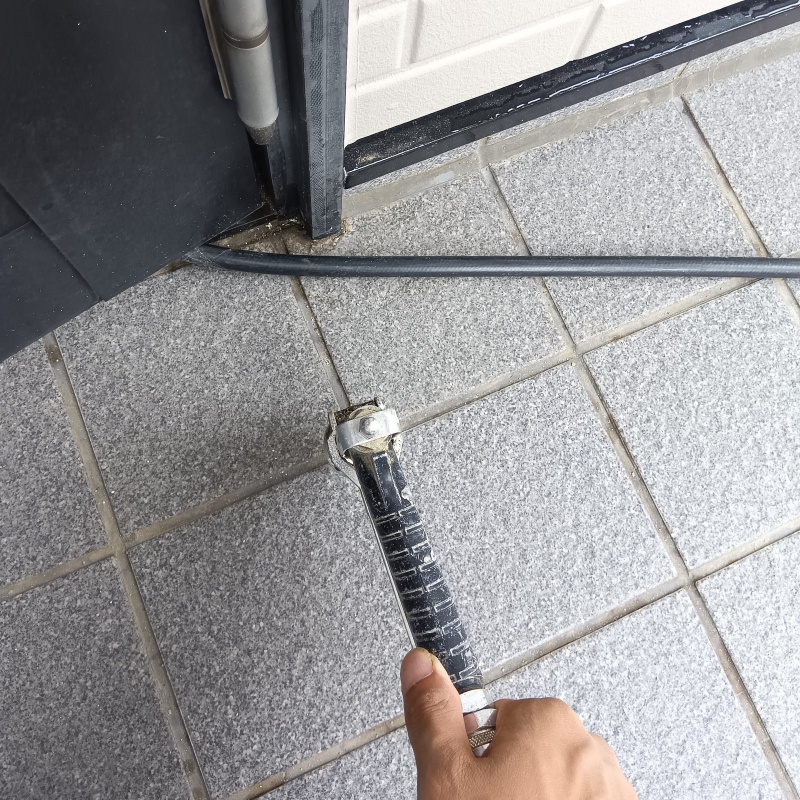 玄関の床に防蟻剤を注入する様子