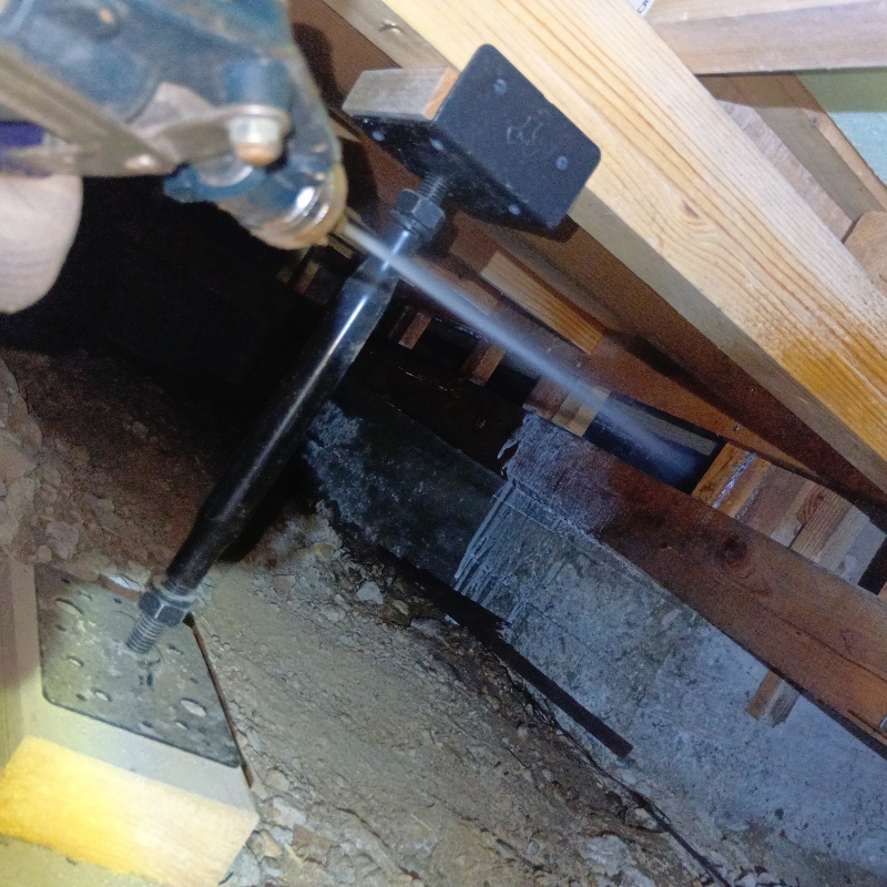 床下の木材に防蟻剤を散布する様子