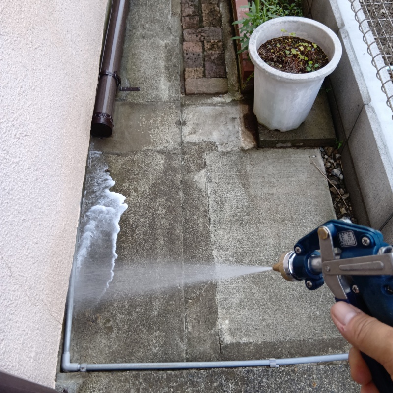 基礎回りに防蟻剤を散布する様子