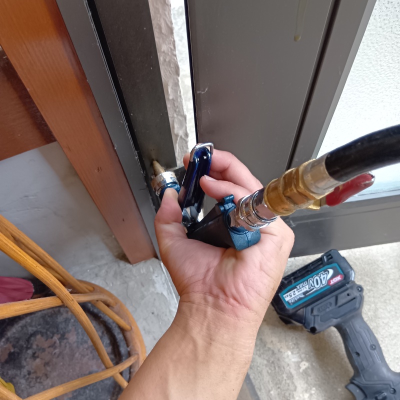 玄関の柱に防蟻剤を注入する様子