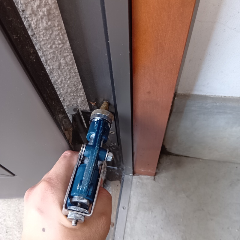 玄関の柱に防蟻剤を注入する様子