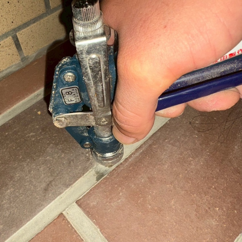 玄関の床に防蟻剤を注入する様子