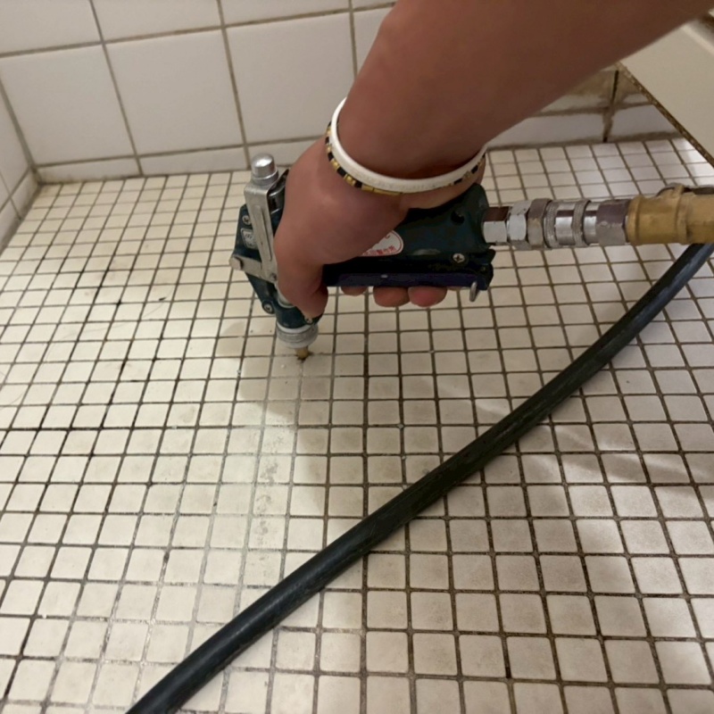 浴室の床に防蟻剤を注入する様子