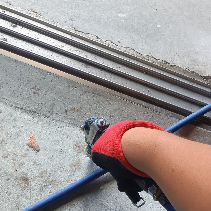 納屋の床に防蟻剤を注入する様子