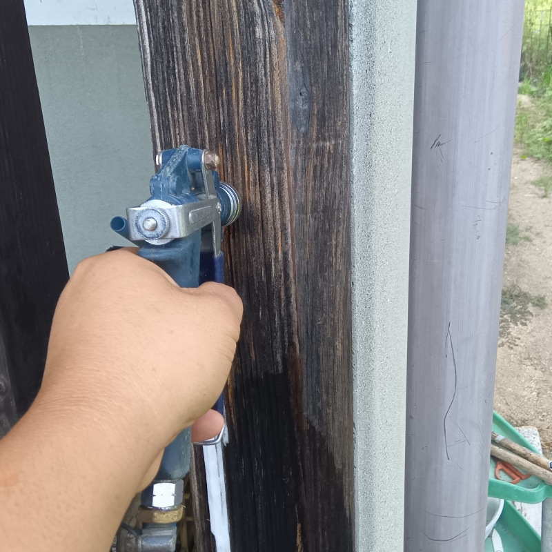 納屋の柱に防蟻剤を注入する様子