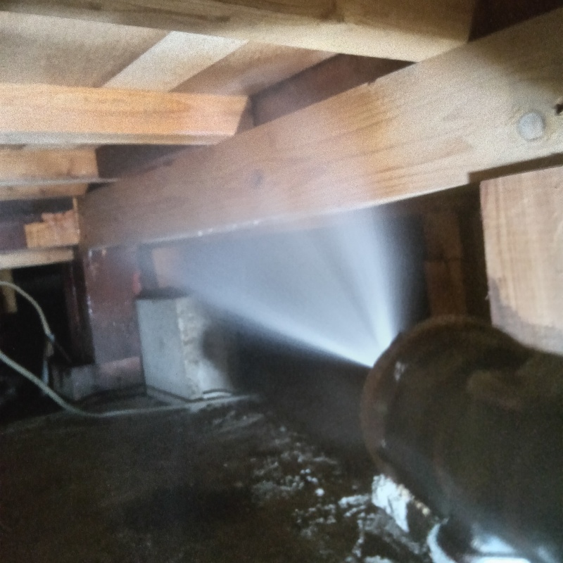 床下の木材にシロアリ駆除剤を散布する様子