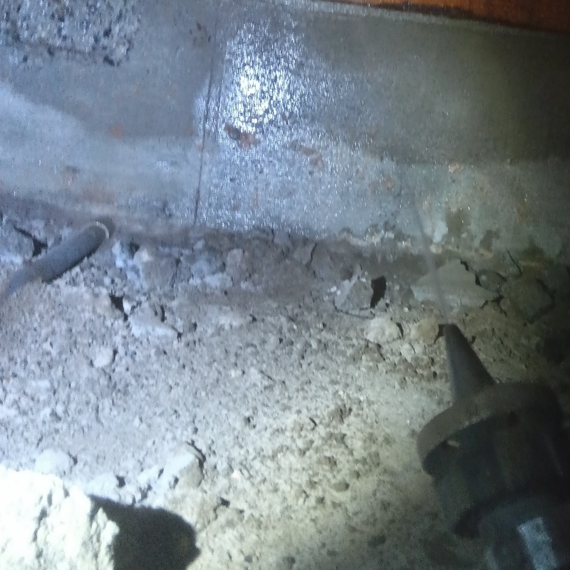 床下の基礎部分にシロアリ駆除剤を散布する様子