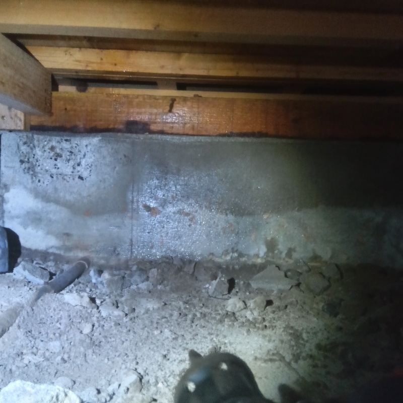 床下の基礎部分にシロアリ駆除剤を散布した様子