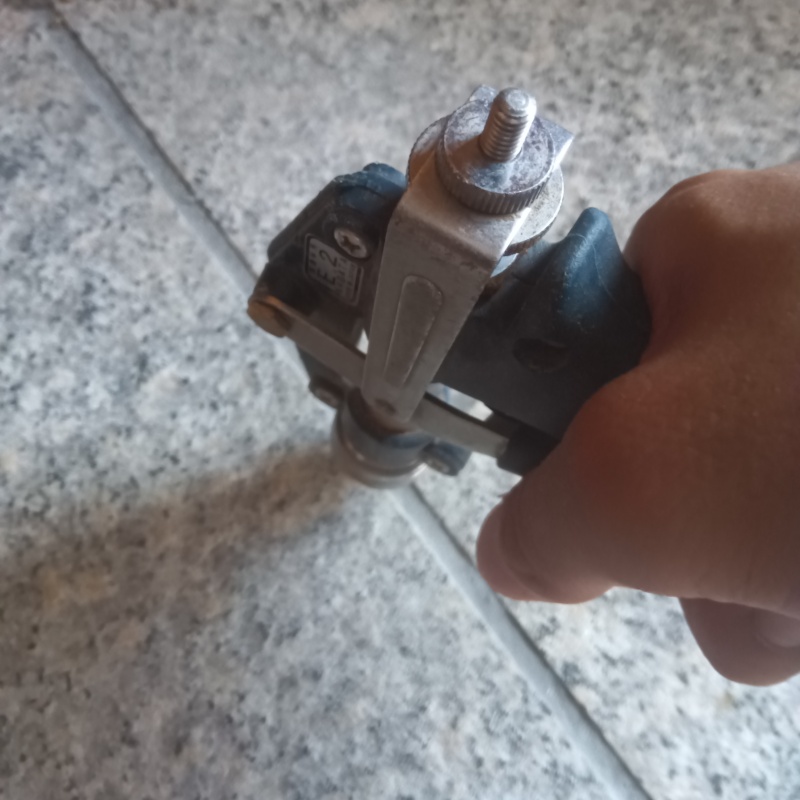 玄関の床にシロアリ駆除剤を注入する様子