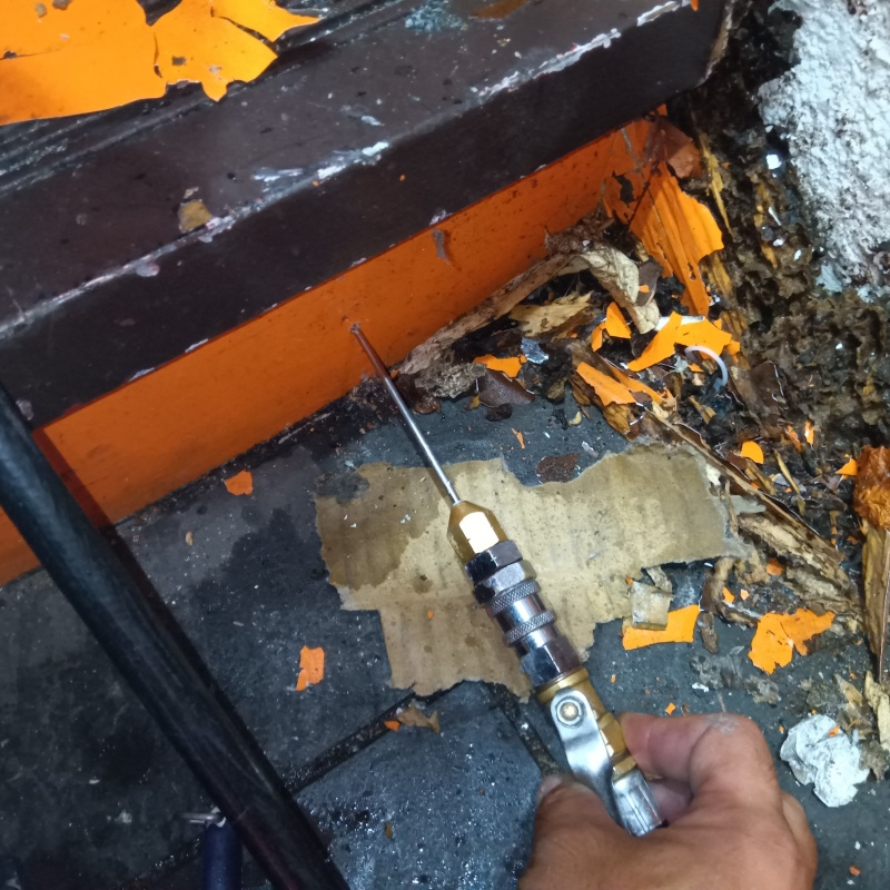 被害を受けた階段部分にシロアリ駆除剤を注入する様子