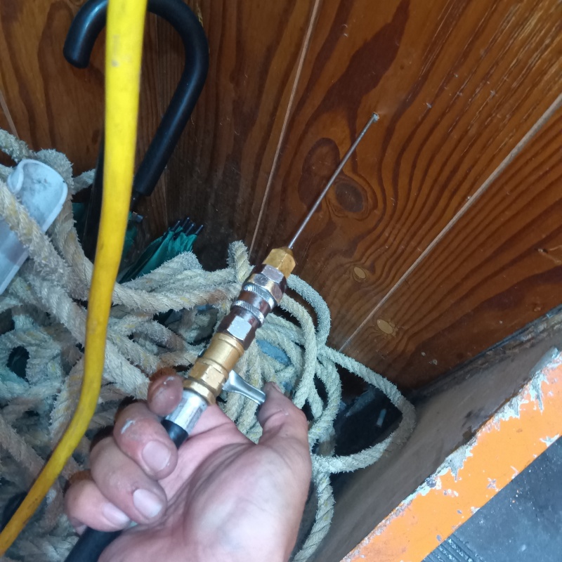 壁の中にシロアリ駆除剤を注入する様子