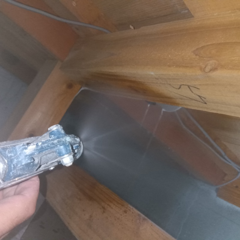 床下の木材に防蟻剤を散布する様子