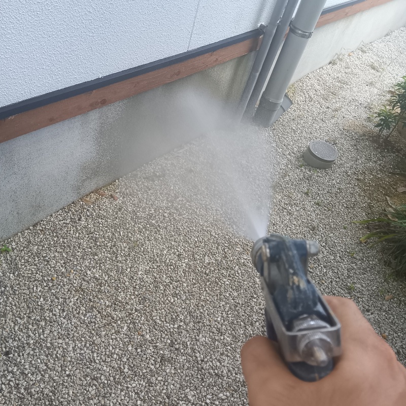 基礎まわりに防蟻剤を散布する様子