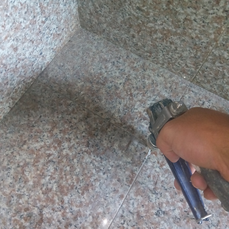 玄関の床に防蟻剤を注入する様子