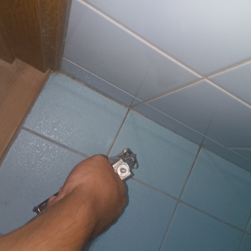 浴室の床に防蟻剤を注入する様子