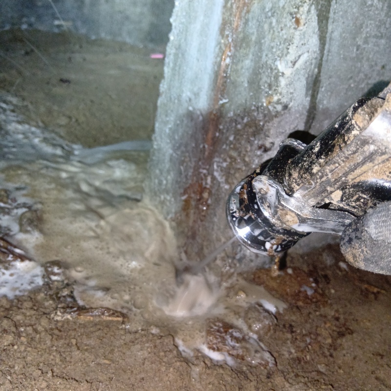 被害を受けた床下の基礎部分にシロアリ駆除剤を散布する様子