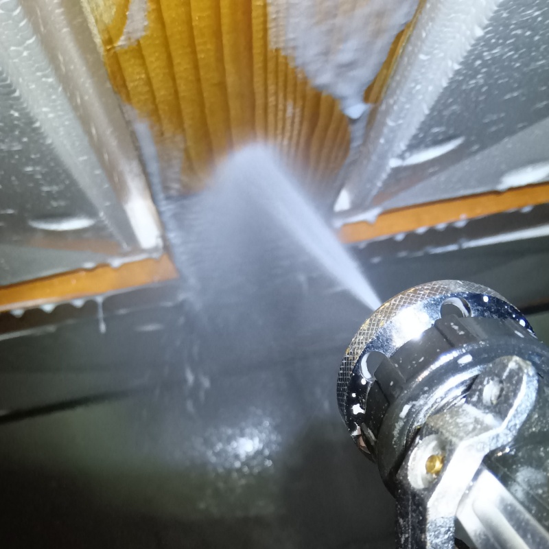 床下の木材に防蟻剤を散布する様子