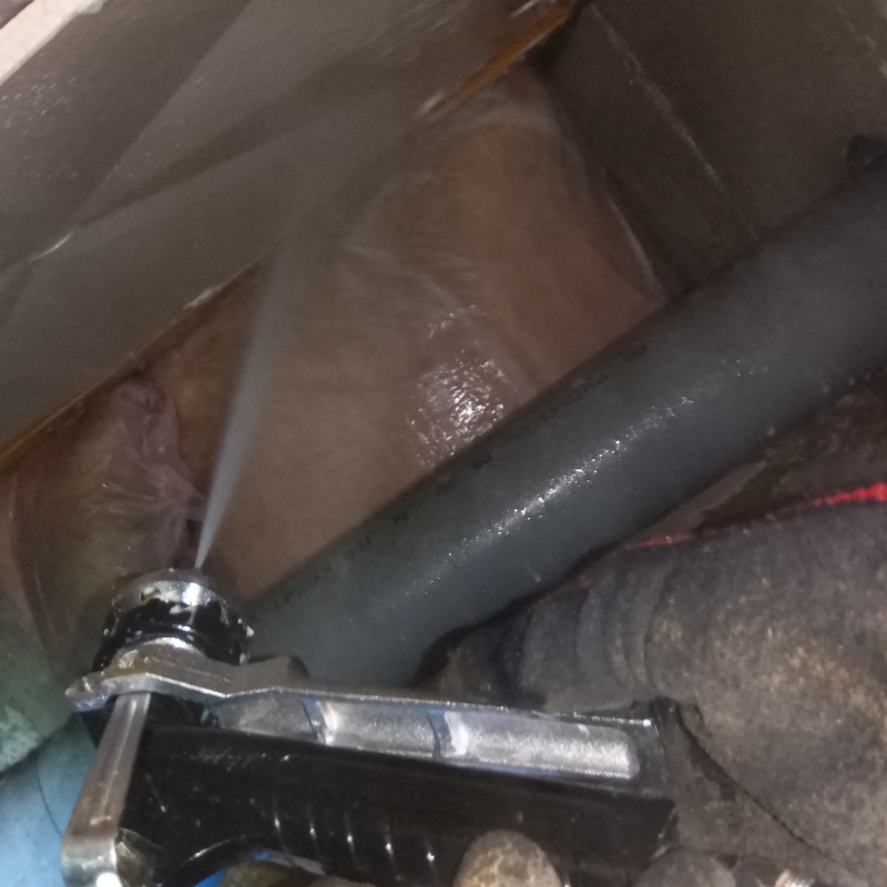 床下の断熱材に防蟻剤を散布する様子