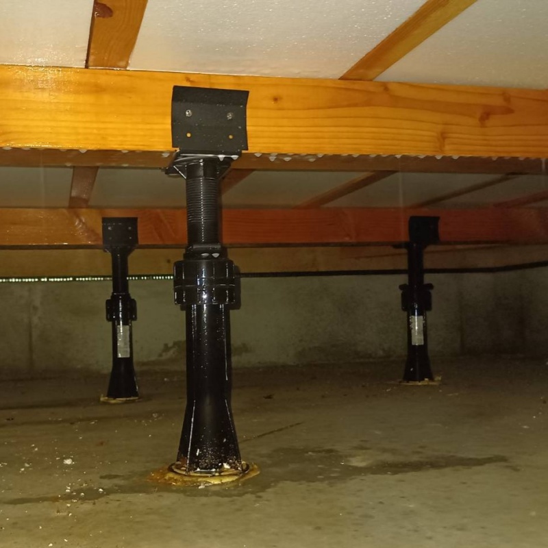 床下の木材に防蟻剤を散布した様子