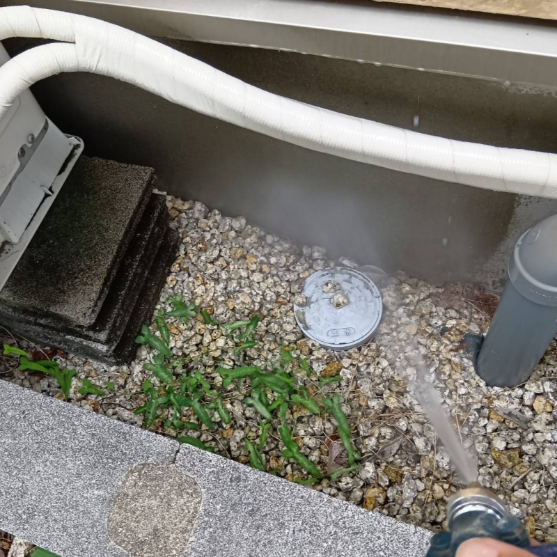 基礎周りに防蟻剤を散布する様子