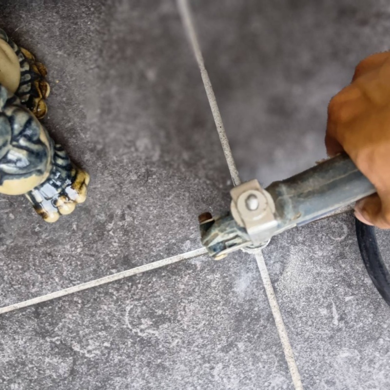 玄関の床に防蟻剤を注入する様子